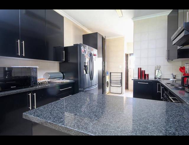 4 BEDROOM TOWNHOUSE FOR SALE IN THATCHFIELD